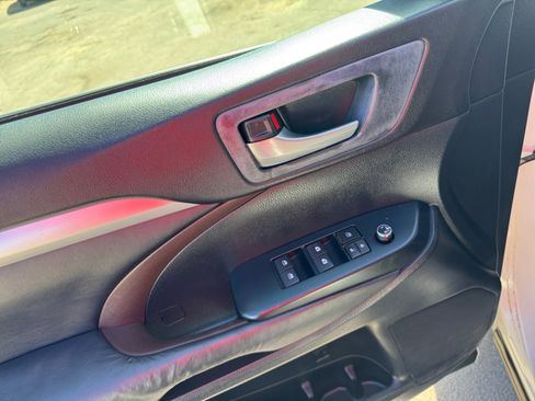 Used 2015 Toyota Highlander XLE image 11