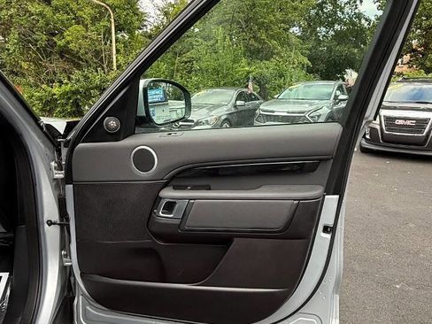 Used 2018 Land Rover Discovery SE image 18