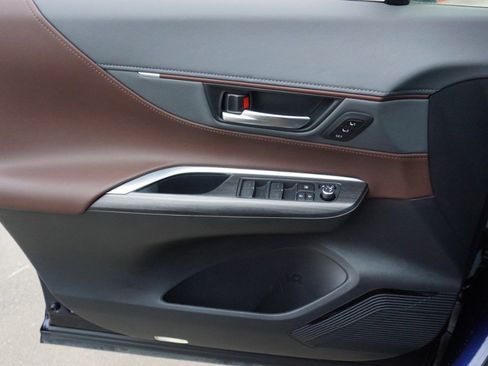 Used 2021 Toyota Venza Limited image 21