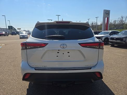 Used 2023 Toyota Highlander XLE image 6