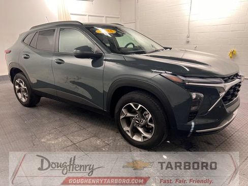 Used 2025 Chevrolet Trax LT FWD image 4