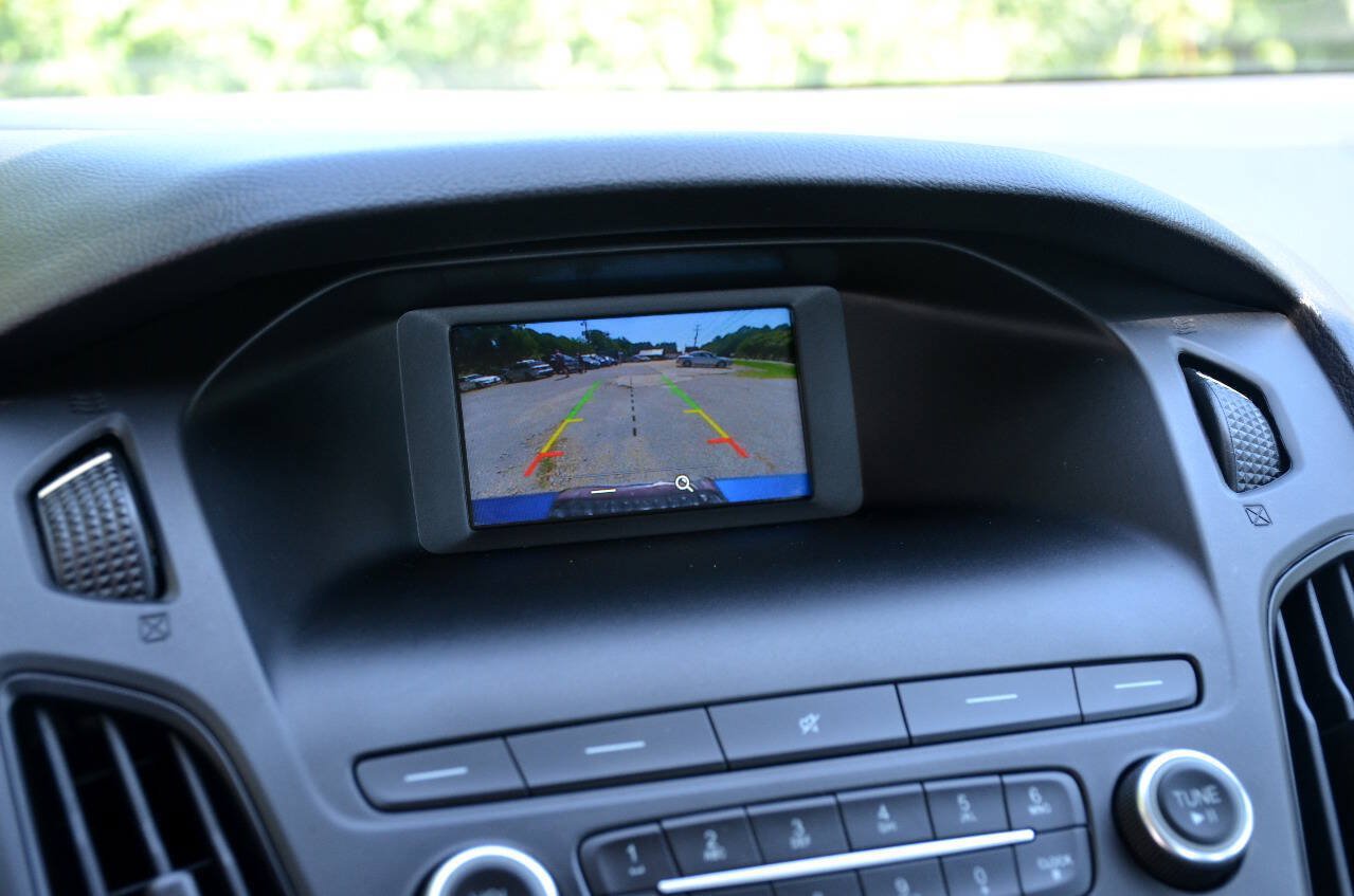Used 2018 Ford Focus SE w/ SE Appearance Package FWD image 15
