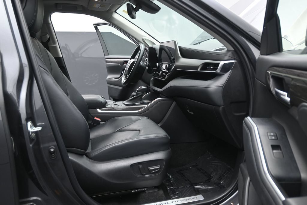 Used 2023 Toyota Highlander Limited FWD image 17