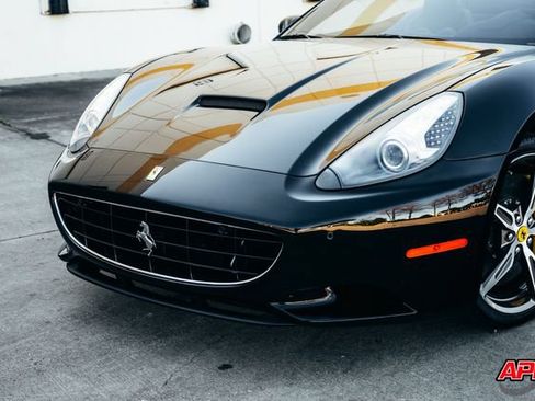 Used 2014 Ferrari California RWD image 23