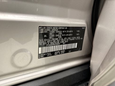 Used 2021 Toyota Venza LE AWD/4WD image 13