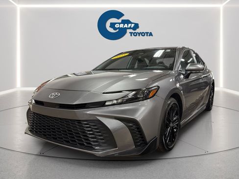 Used 2025 Toyota Camry SE FWD image 1