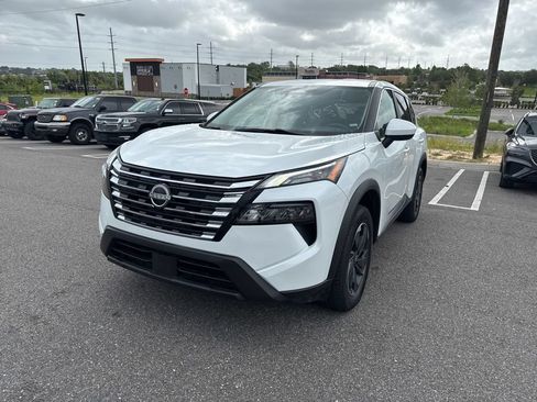 Used 2024 Nissan Rogue SV AWD/4WD image 5