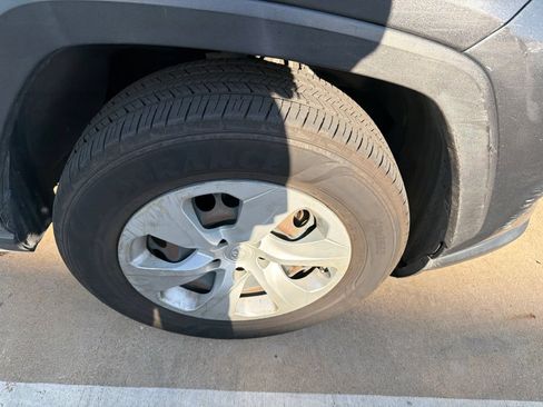 Used 2019 Toyota RAV4 LE FWD image 20