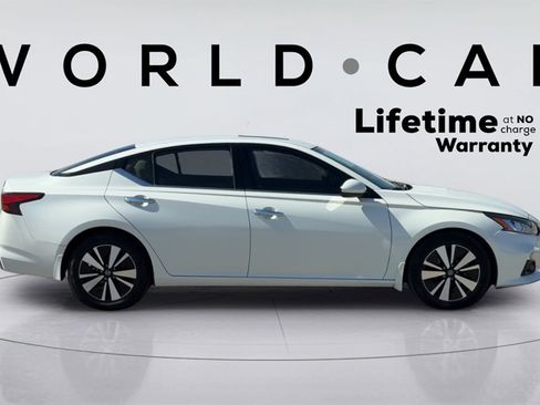 Used 2020 Nissan Altima 2.5 SV image 2