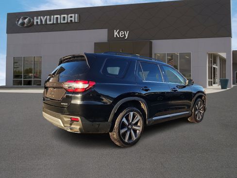 Used 2023 Honda Pilot Touring image 4