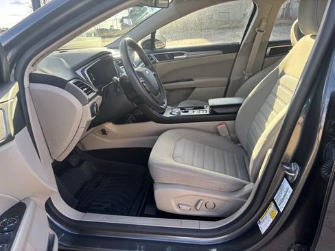 Used 2020 Ford Fusion SE image 2
