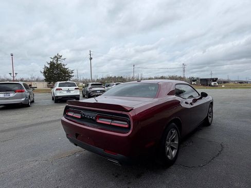 Used 2019 Dodge Challenger SXT image 6