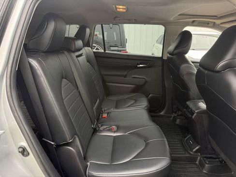 Used 2021 Toyota Highlander XLE AWD/4WD image 32
