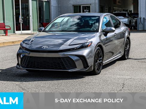 Used 2025 Toyota Camry SE image 4