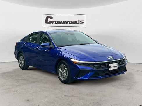 Used 2025 Hyundai Elantra SE FWD image 7