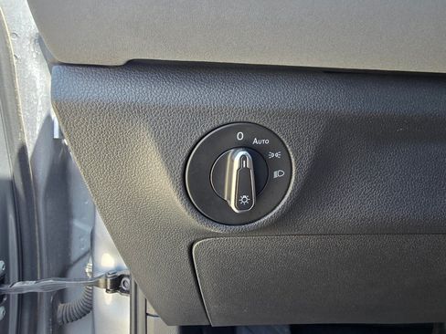 Used 2025 Volkswagen Jetta SE FWD image 20
