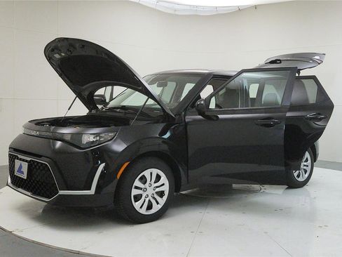 Used 2023 Kia Soul LX image 11