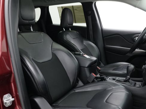 Used 2019 Jeep Cherokee Latitude Plus w/ Comfort/Convenience Group FWD image 52