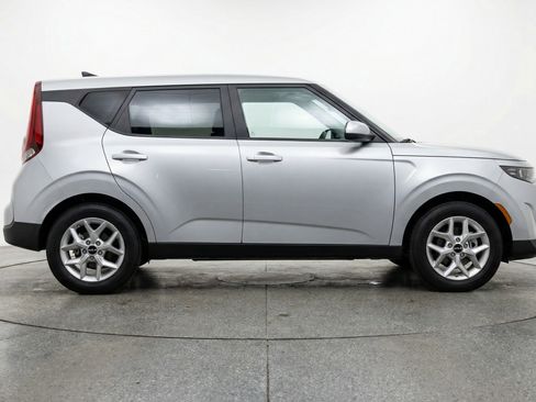 Used 2025 Kia Soul LX w/ LX Technology Package FWD image 11