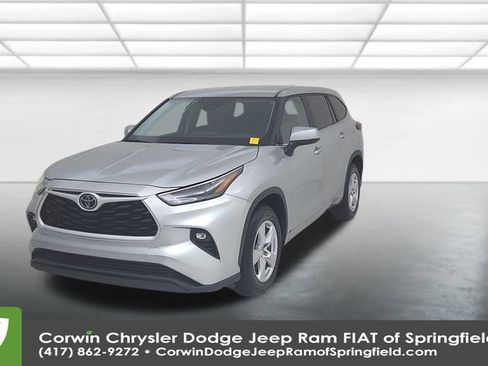 Used 2024 Toyota Highlander LE image 6