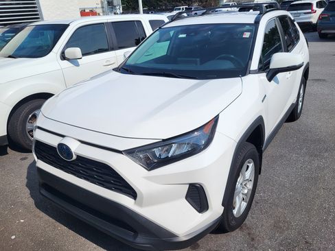 Used 2020 Toyota RAV4 LE AWD/4WD image 2