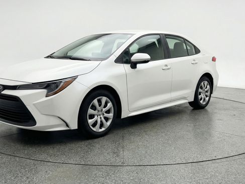 Used 2025 Toyota Corolla LE FWD image 3