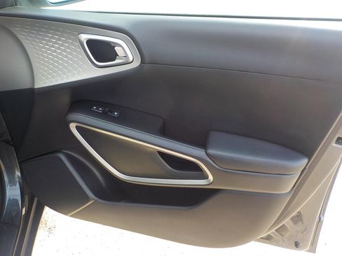 Used 2023 Kia Soul LX w/ LX Technology Package image 15