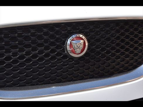 Used 2019 Jaguar XE Premium RWD image 46
