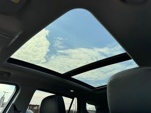 Used 2023 GMC Terrain SLT image 13