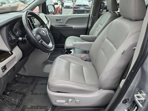 Certified 2020 Toyota Sienna XLE FWD image 15