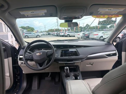 Used 2019 Cadillac XT4 Luxury w/ Cold Weather Package FWD image 18