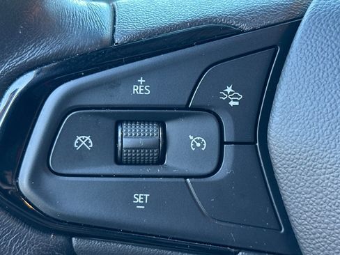 Used 2022 Chevrolet Bolt EUV LT w/ Convenience Package FWD image 36