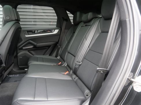 Certified 2025 Porsche Cayenne image 12