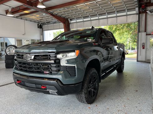 Used 2025 Chevrolet Silverado 1500 LT Trail Boss w/ Convenience Package II AWD/4WD image 4