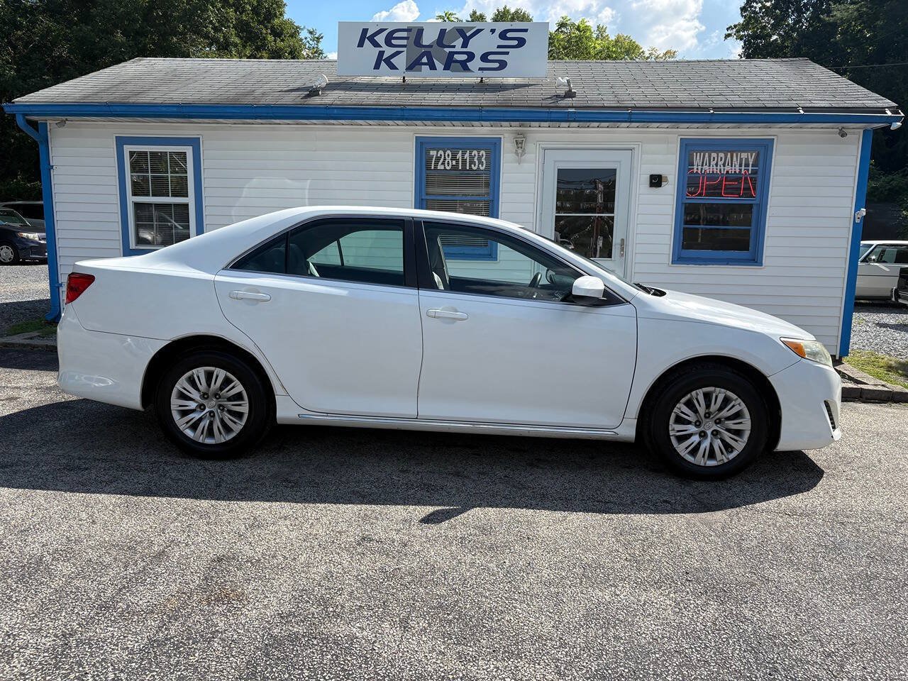 Used 2013 Toyota Camry LE FWD image 2