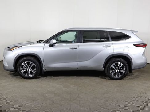 Used 2024 Toyota Highlander XLE AWD/4WD image 18