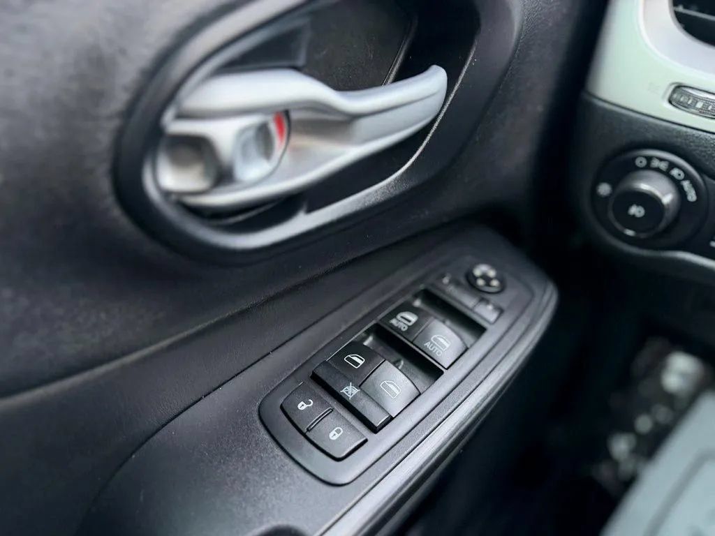 Used 2015 Jeep Cherokee Trailhawk w/ Comfort/Convenience Group AWD/4WD image 9