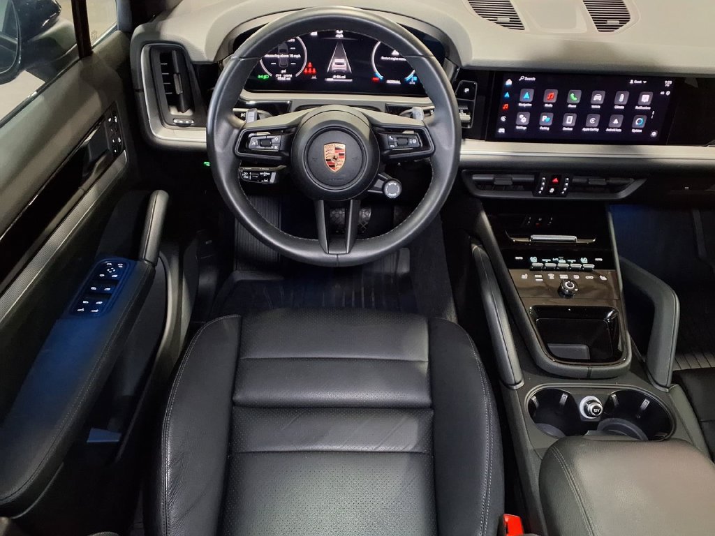 Used 2024 Porsche Cayenne AWD/4WD image 16