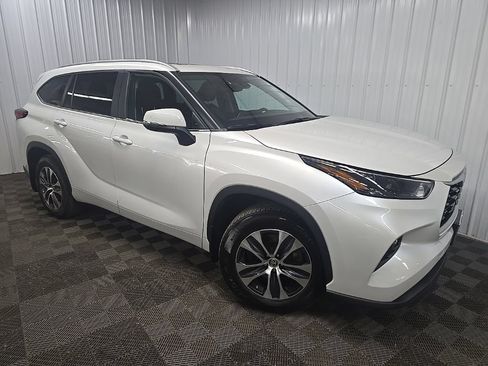 Used 2023 Toyota Highlander XLE AWD/4WD image 7