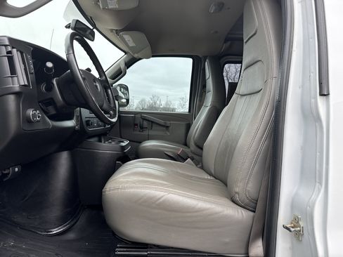 Used 2022 GMC Savana 2500 w/ Driver Convenience Package image 16