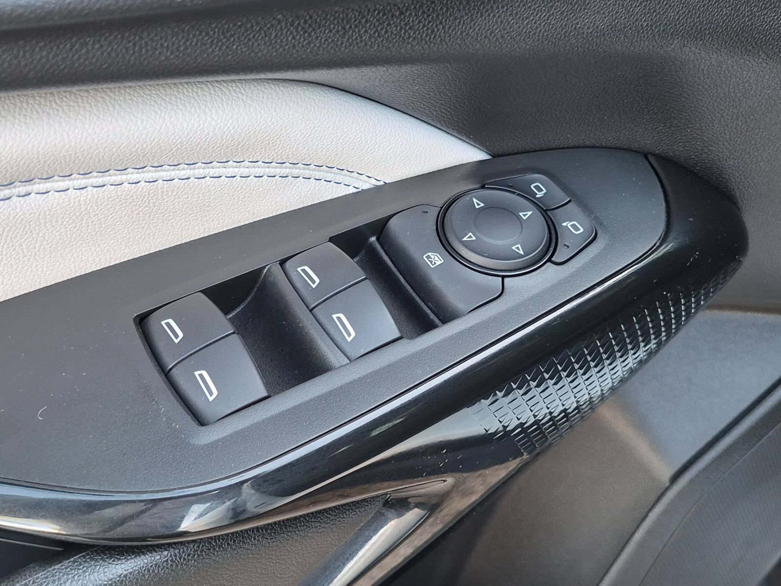 Used 2024 Chevrolet Trax LT FWD image 11