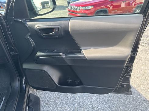 Used 2018 Toyota Tacoma SR image 20