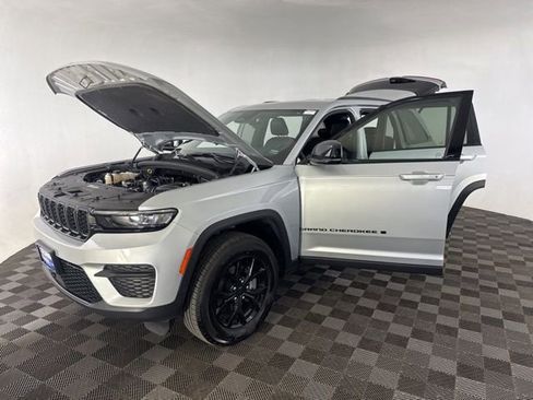 Used 2025 Jeep Grand Cherokee Altitude AWD/4WD image 13