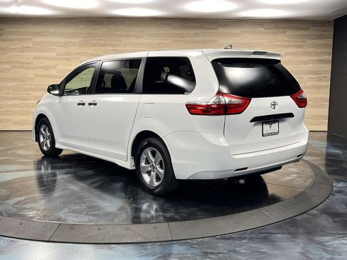 Used 2020 Toyota Sienna L image 21