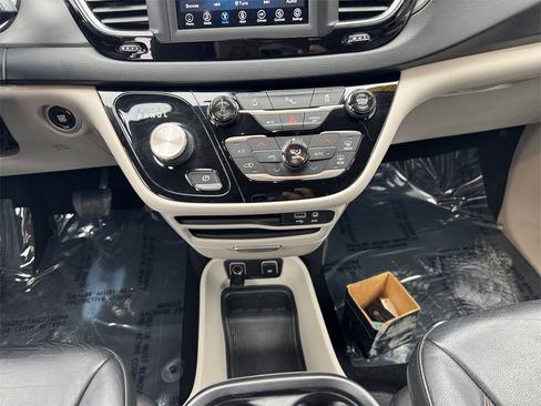 Used 2020 Chrysler Pacifica Touring-L image 11