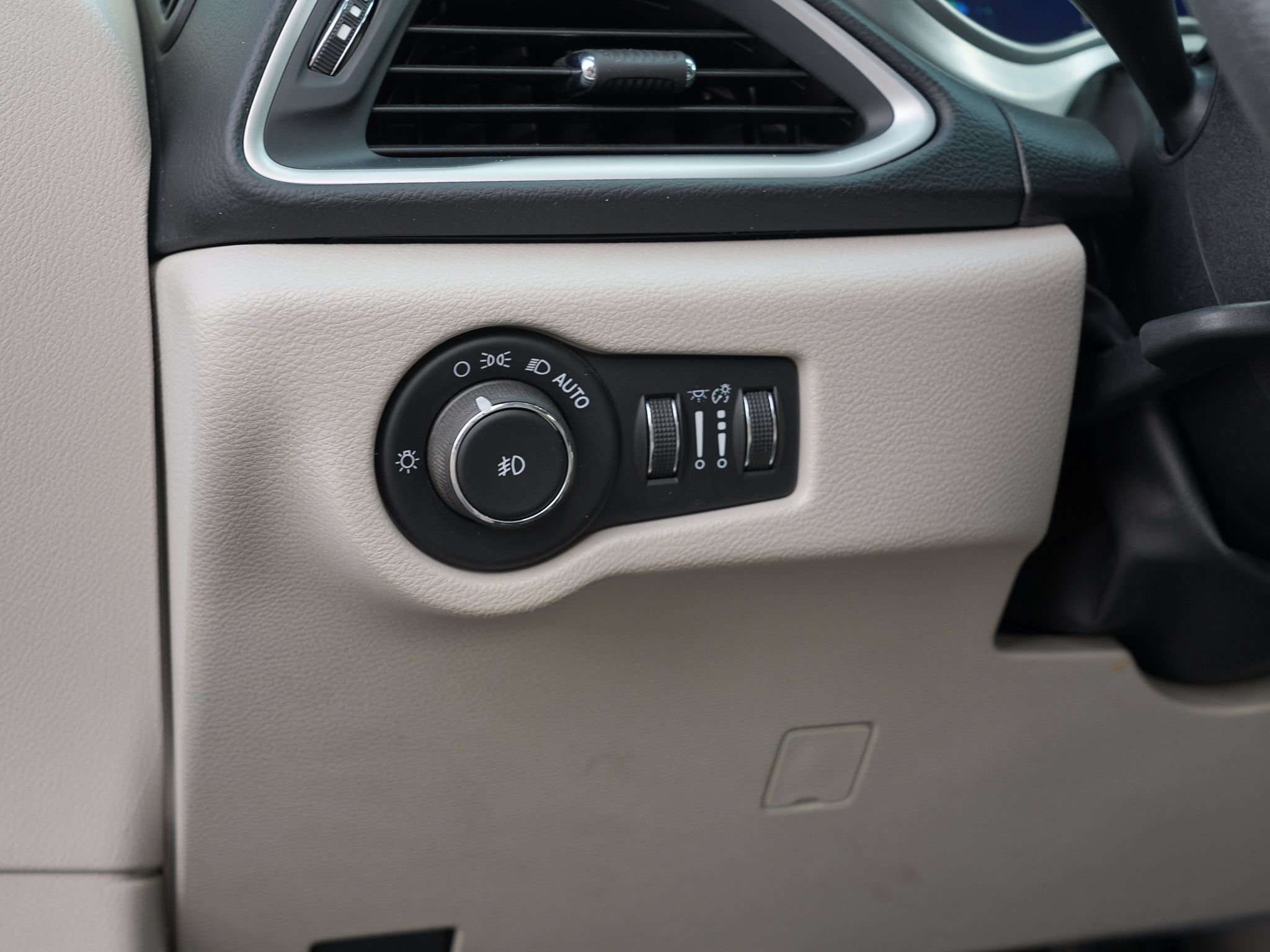 Used 2017 Chrysler Pacifica Touring Plus FWD image 18