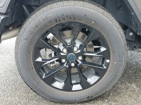Used 2025 Jeep Wrangler Unlimited Sahara AWD/4WD image 5