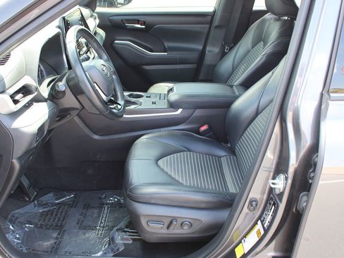 Used 2022 Toyota Highlander XSE FWD image 12