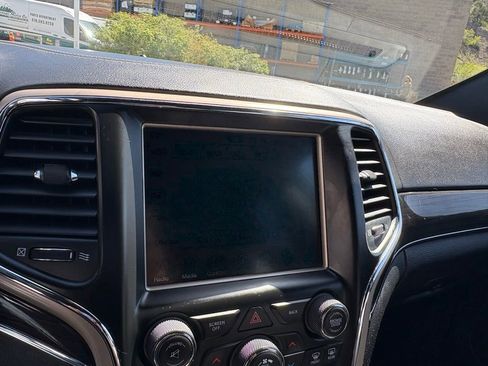 Used 2016 Jeep Grand Cherokee Overland w/ Advanced Technology Group AWD/4WD image 18
