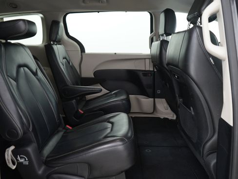 Used 2023 Chrysler Pacifica Touring-L FWD image 12